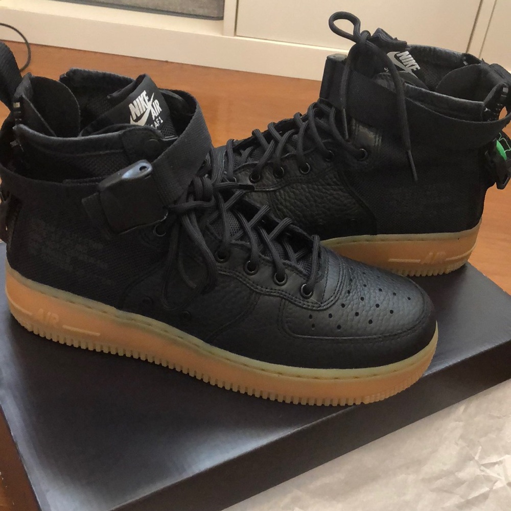 Nike S.F. Air Force 1 size 6y